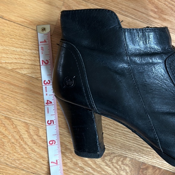 Born black leather ankle booties 3” heel size 7.5 EUC very comfortable - Picture 12 of 13
